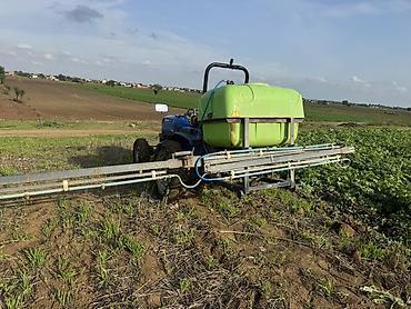 yangin sondurmə siti: Təsvir: Traktor arxasına qoşulan sahə çiləyicisi (boom sprayer). Geniş — 2
