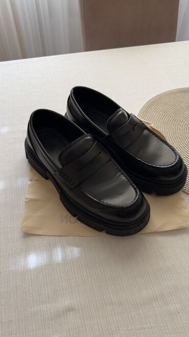 Qara rəngli, qalın dabanlı loaferlər. Bu ayaqqabılar klassik penny