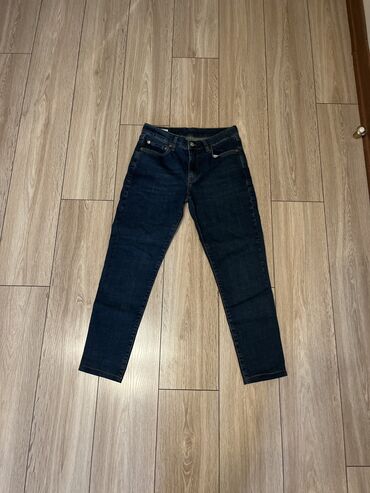 Джинсы: Классические мужские джинсы Levi's темно-синего цвета, модель Slim