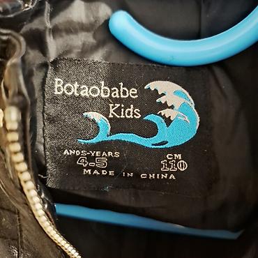 Верхняя одежда: Детская кожзам‑куртка в стиле байкер от Botaobabe Kids. - Размер на — 3