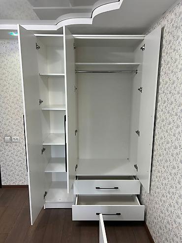 standing mirror: Белый трехдверный платяной шкаф с зеркалом - Конфигурация: 3 створки — 1
