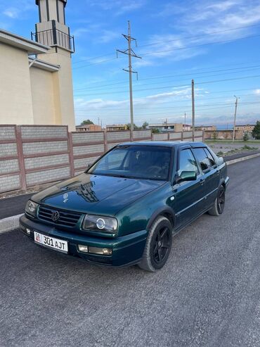 автомобиль джип: Volkswagen Vento: 1996 г., 1.8 л, Автомат, Бензин, Седан