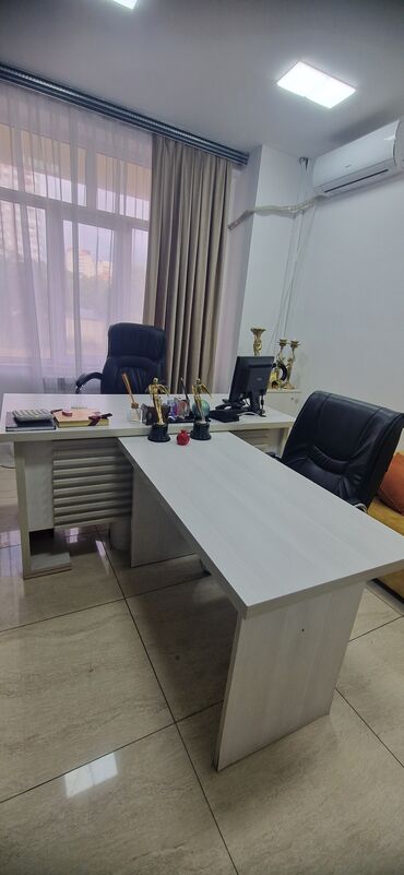 Офисные гарнитуры: Mebel: Direktor/ofis masa dəsti - Rəng: Açıq ağ ağac teksturası -