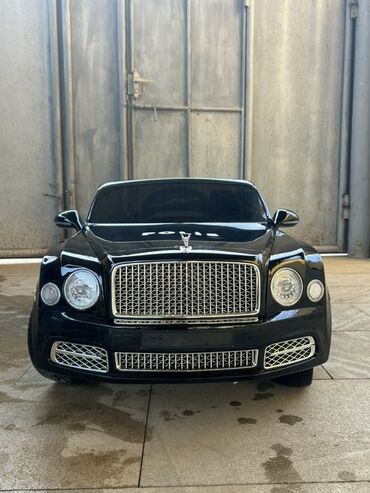 Qara rəngdə, uşaqlar üçün nəzərdə tutulmuş "Bentley" markalı elektrik