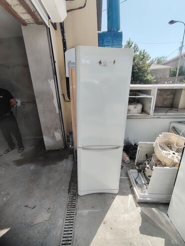 Separatorlar: Mətbəxlər üçün nəzərdə tutulmuş ağ rəngli ikiqapılı soyuducu. Geniş