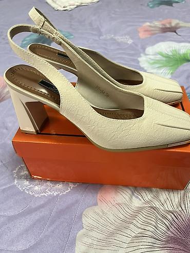 brend ayaqqabılar: Zərif qadın ayaqqabısı – krem rəngdə, açıq dabanlı (slingback) model — 1