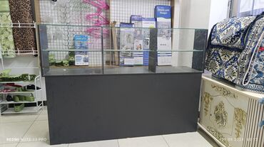 стойки под очки торговое оборудование: Просторная витрина-прилавок с комбинированной конструкцией, сочетающей