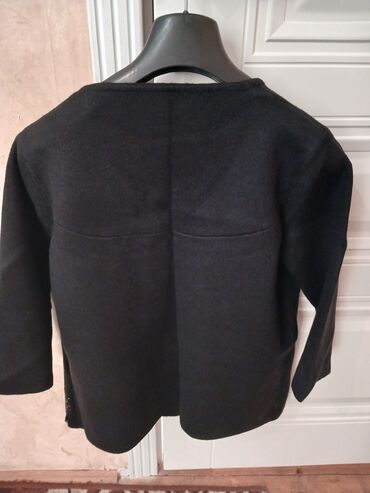 Kardiqanlar, jaketlər: Naxışlı qadın kardiganı. Qara rəngdədir və üzərində güllü naxışlar — 6