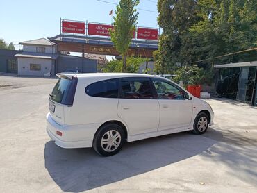 капот нексия 1: Минивэн Honda Stream белого цвета с аэродинамическим спойлером на