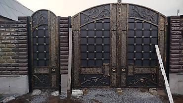 Распашные ворота: Металлические распашные ворота с калиткой (модульные панели) - — 91