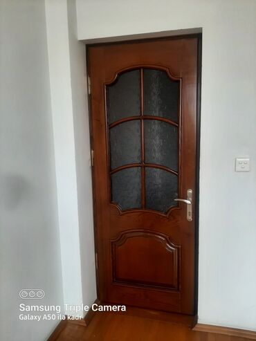 Otaq qapıları: Şabalıdıdır, zamokları əladır, sağlam və təzə qapılardır. biri qoşa