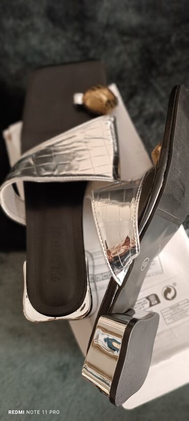 женские сандали adidas adilette: Ölçü: 40, rəng - Gümüşü, Yeni