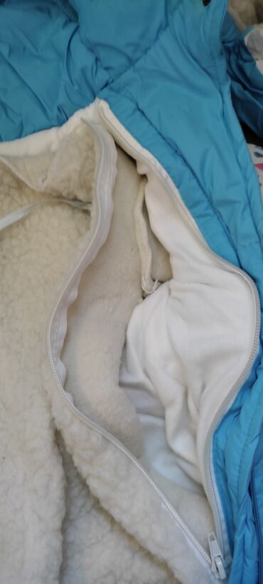 Верхняя одежда: Продаётся детский комбинезон. С рождения и до 8-ми месяцев. Состояние — 8