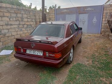 диски на х5 оригинал: Qırmızı rəngdə olan Mercedes-Benz avtomobili. Arxa tərəfində spoyleri