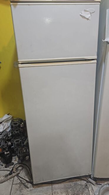 Блендеры: İki qapılı soyuducu (yuxarıda dondurucu bölmə, aşağıda əsas soyuducu