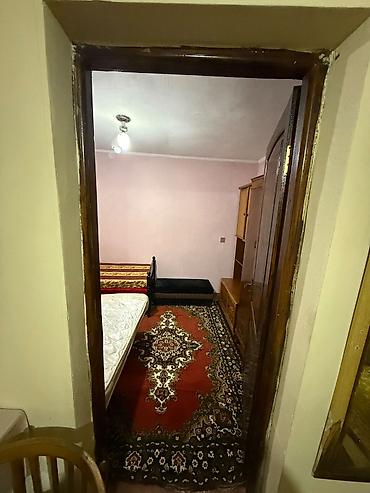 kiraye ev ecemide: 2 otaqlı həyət evi – tam mebellə - Geniş və işıqlı zal: divan, 2 — 9