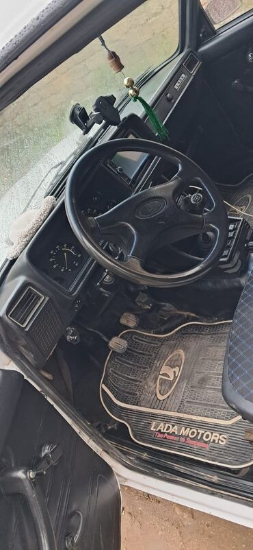 VAZ (LADA): Lada (VAZ) klassik sedan – ağ rəng, 4 qapı, arxaötürücülü. Xarici: - — 10