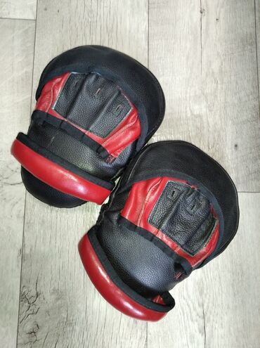 перчатки для спорта: Продаю лапы хорошая кожа сделанные на заказ, для отработки ударов бокс