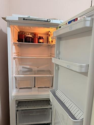 мамыр чоп: Холодильник Indesit, двухкамерный, белый. Состояние отличное, работает — 4