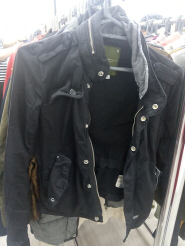 Kurtkalar: G-Star RAW markalı qara rəngdə, düymə və zəncirbəndlə bağlanan, yaxası