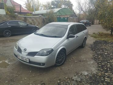 Nissan: Nissan Primera универсал серебристого цвета с черной крышей. Этот