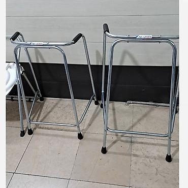 Gəzinti üçün yüngül metal “walker” dayaqları. gəzinti çərçivəsi (ön