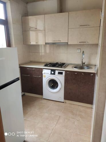 Uzunmüddətli kirayə mənzillər: Nəsimi metrosunun, çıxışında 5 mərtəbəli binanın 4-cü mərtəbəsində — 6