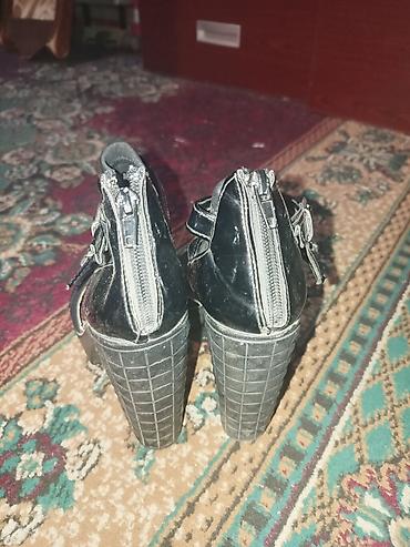 Basanoşka və səndəllər: Qadın sandaleti – qara rəng, 37 ölçü - Açıq burunlu dizayn, parlaq — 2