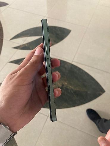 telefon sensor: Smartfon – damcı formalı ön kamera çıxıntısı olan tam ekranlı model — 3