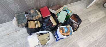 informatika kitab: Müxtəlif mövzulara aid çoxlu sayda kitablar. Ədəbiyyat, elm, tarix və