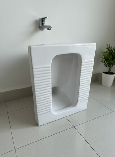 пьедесталом раковина с: Белая напольная чаша Генуя, выполненная из керамики, представляет