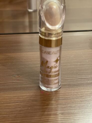 сумку для косметики: Рассыпчатый пудровый блеск Huda Beauty Magic Color Shiner в прозрачном