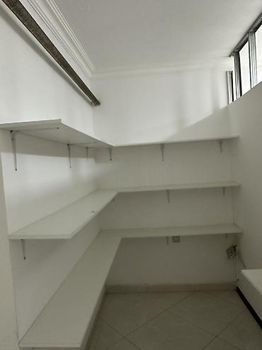 Оборудование для магазинов: Mağaza üçün modul vitrin rəfləri - Material: ağ rəngli MDF/LDSP panel — 6