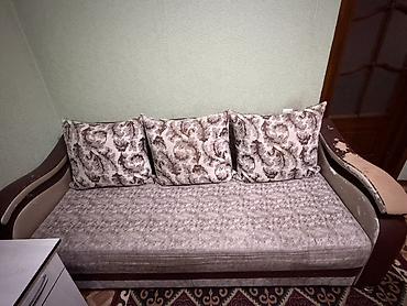 диван двух: Прямой диван с широким спальным местом и тремя крупными подушками — 3