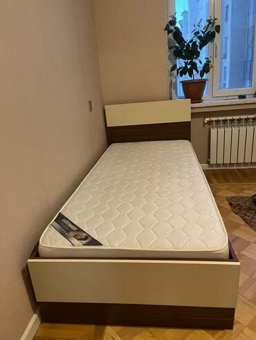 кровать двухспальная: Təknəfərlik çarpayı, Matras ilə