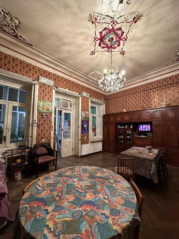 Binalar: Tarixi mərkəzdə yerləşən küçə mənzərəsi olan kommersiya obyektləri və — 19