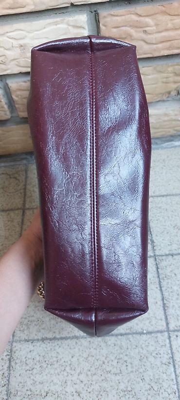 Torba – bordo, mekana “pouch”/kese-stil sa zlatnim lancem -