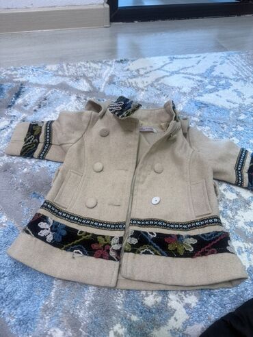 детские вещи б: Детское пальто с вышивкой - Тёплое пальто бежевого цвета с подкладкой