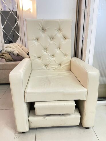 всё для парикмахерских: Продается Кресло для салона/маникюра с выдвижной подставкой для ног