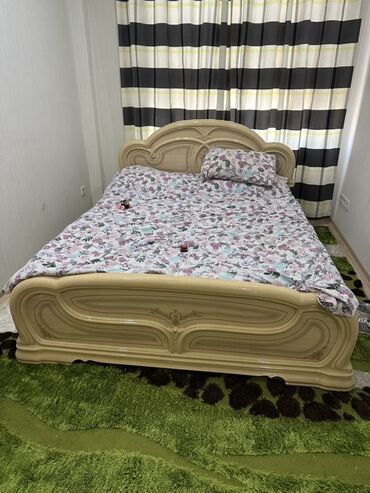 беседки для дома: Кровать с высоким изголовьем и изножьем, выполненная в светлом