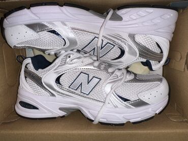 нью беланс кроссовки: Кроссовки New Balance 530 40 размер - Модель: 530 (брендинг “N” на