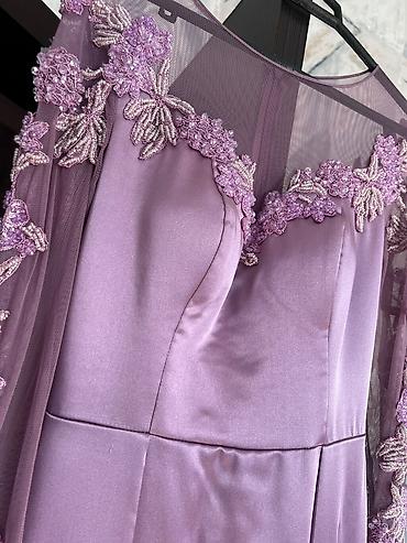 is batinka: - Məhsul: Axşam/gecə libası - Rəng: Pudra-bənövşəyi (lavanda tonları) — 2