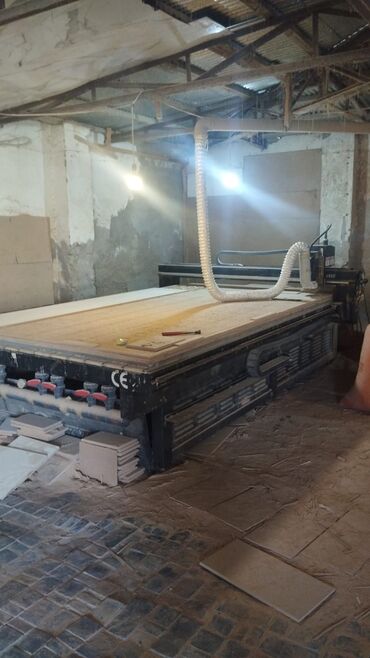 Будки, киоски: AXYZ Automation Inc 6012 CNC frezə dəzgahı - Seriya: AXYZ series 6012