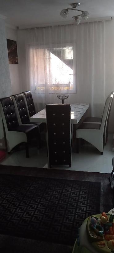 Vrlo ocuvan sto na razvlacenje sa 6 stolica crnih boja VRLO POVOLJNO