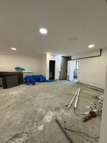 Долгосрочная аренда домов: 420 м², 7 комнат, Балкон застеклен, Забор, огорожен, Парковка — 26