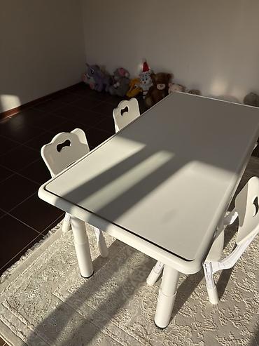 детский обеденный столик: Детский столик с комплектом из 4 стульев. На столе можно рисовать — 1