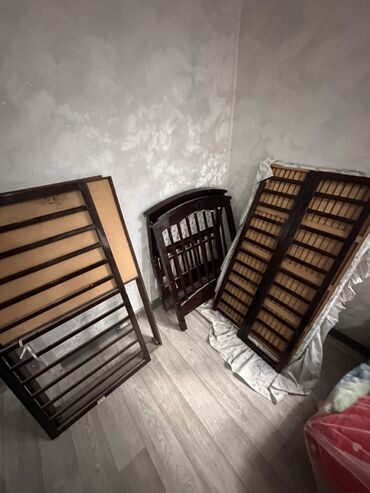 детская односпальная кровать: Детский манеж из натурального дерева, выполненная в темно-коричневом