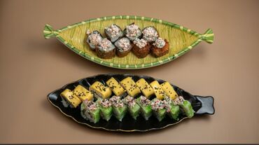 Meyvə və giləmeyvə: Sushi və roll assortisi - İki lövhədə təqdim olunan zəngin sushi