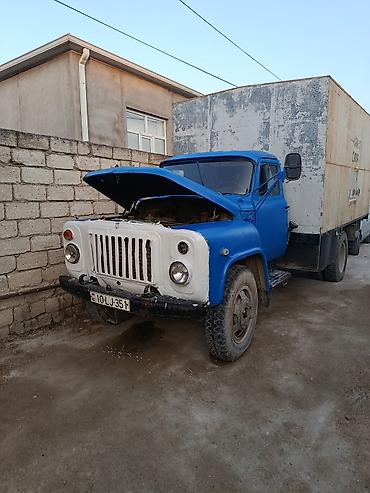 gaz53: Yükdaşıma üçün GAZ-53 tipli yük maşını və üzərində iri həcmli qapalı — 3