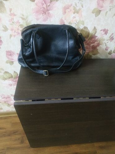 женские кожаные рюкзаки: Кожаная сумка б/у.отл сост.1500 сом